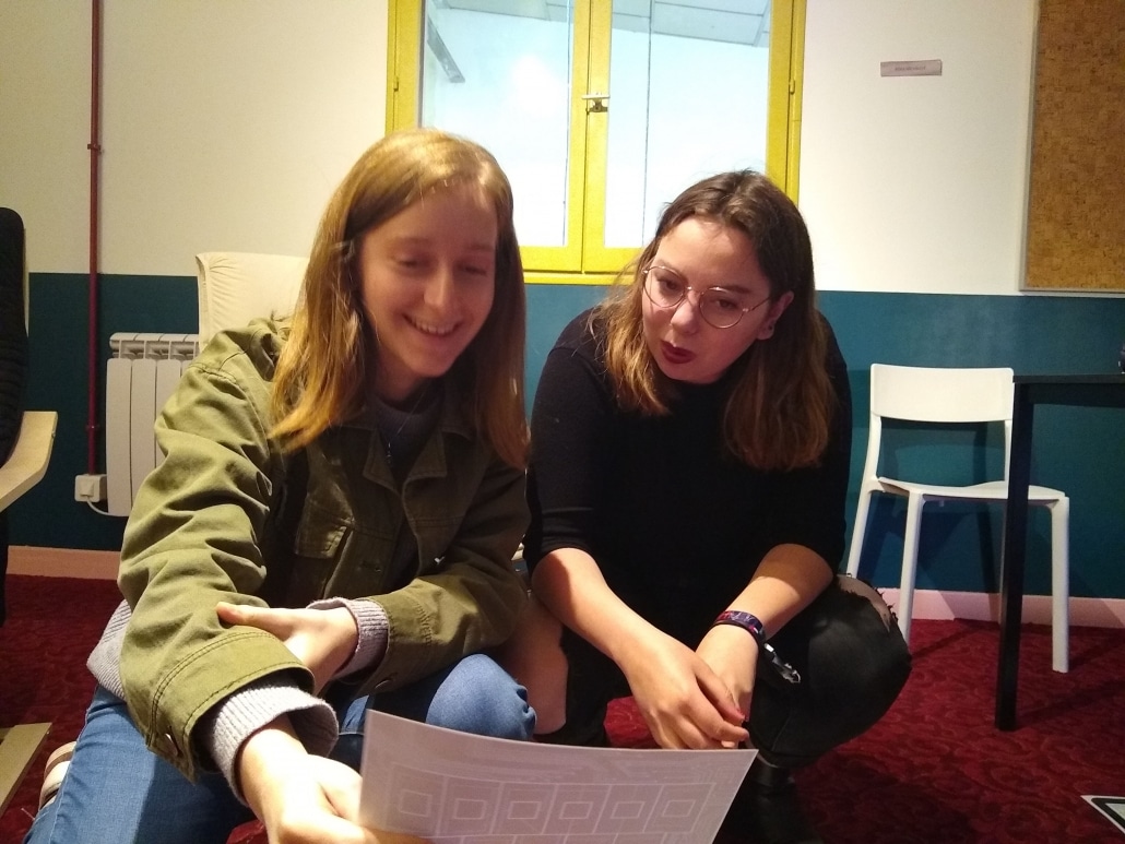 Groupe d'amies en pleine partie d'escape game à la maison