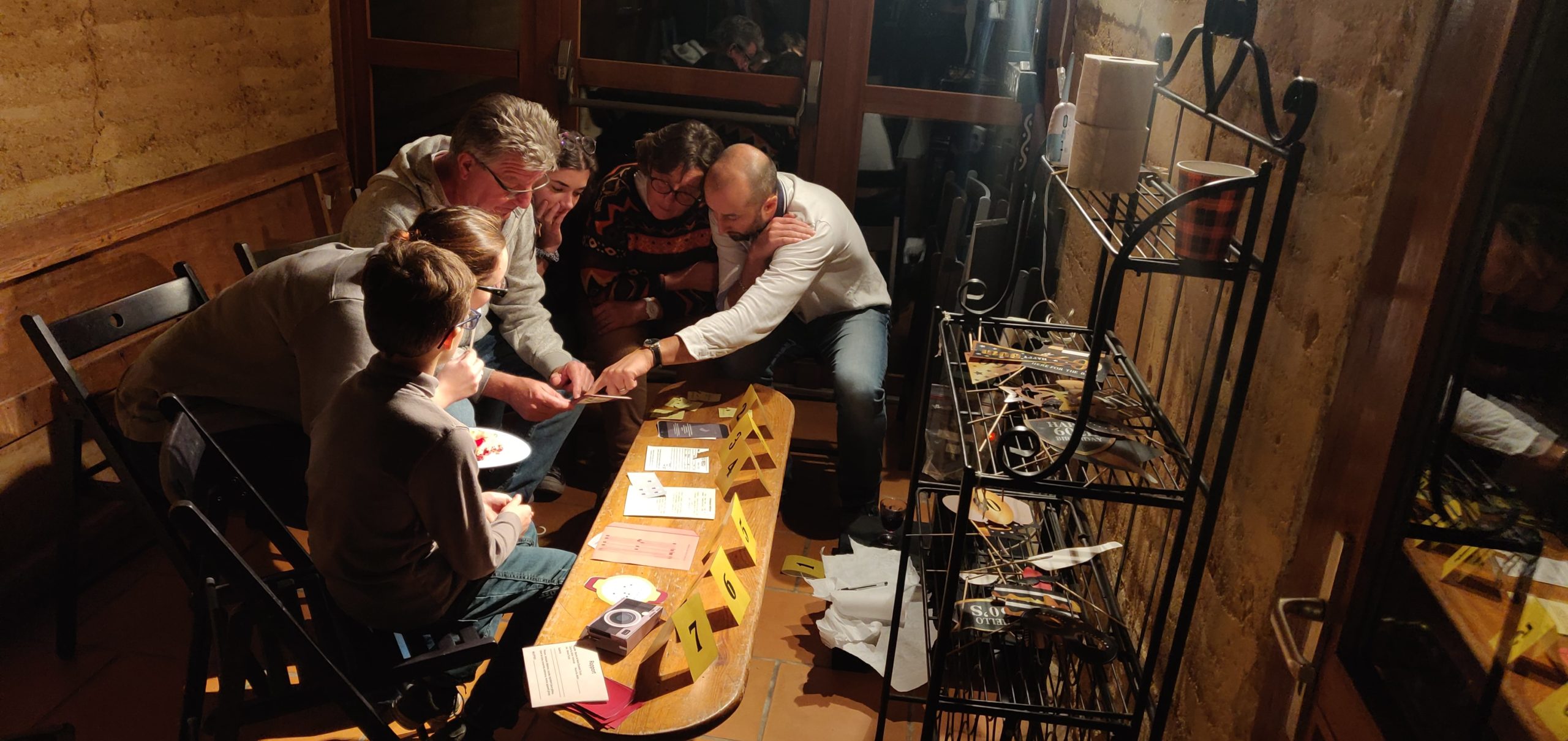 Documents d'un kit escape game imprimés et étalés sur une table