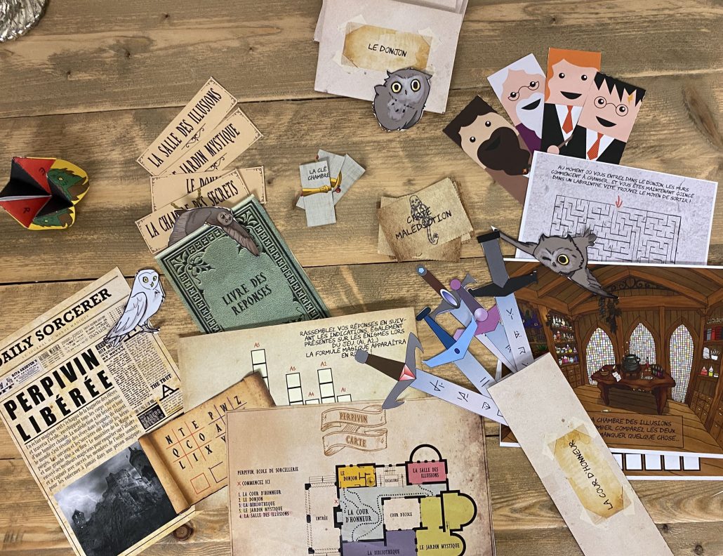 Contenu imprimé du kit L'école ensorcelée : livret, cartes énigmes et affiches à découper