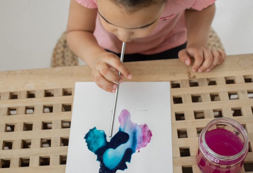 Enfants Faisant De L'activité Physique Avec Le Jeu Twister