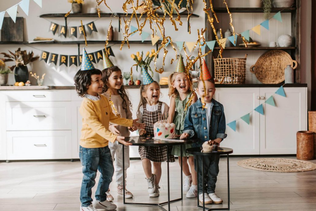 Enfants à un anniversaire à la maison