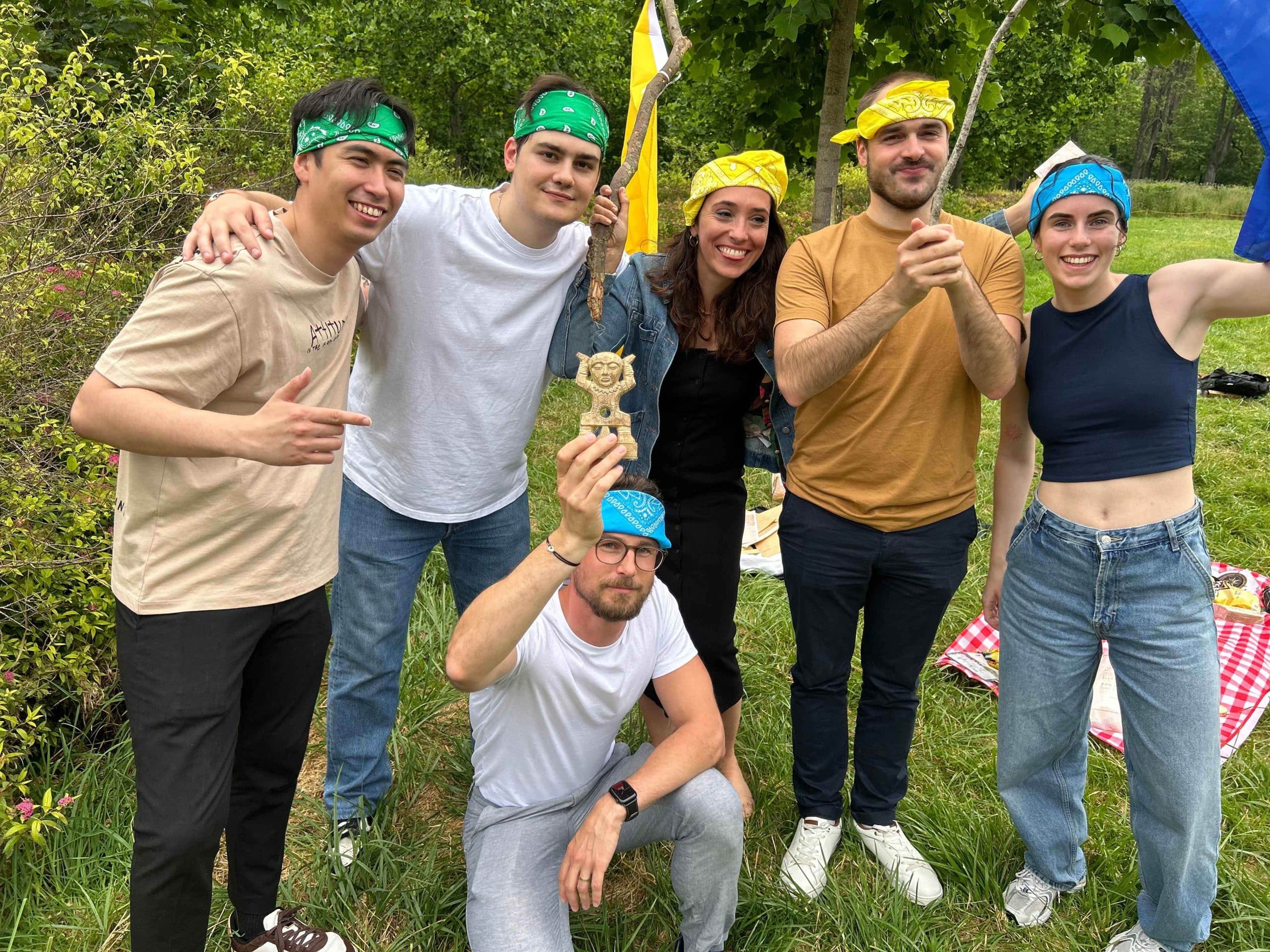 Groupe de jeunes en équipes pendant des olympiades en extérieur