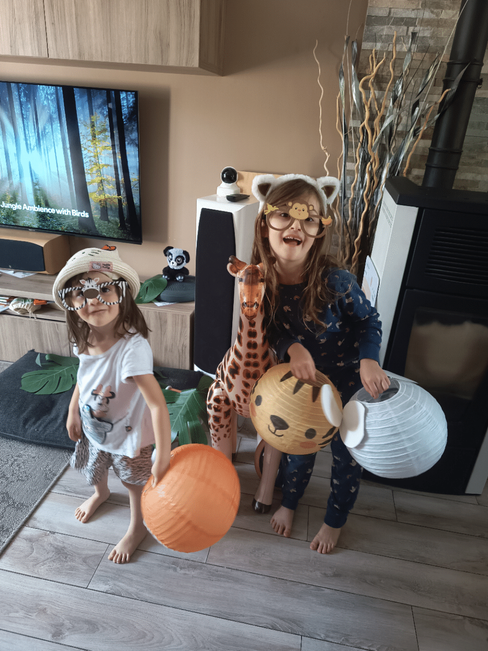 Familie spielt Escape Game zuhause — gemeinsames Rätselspiel für Kinder und Erwachsene