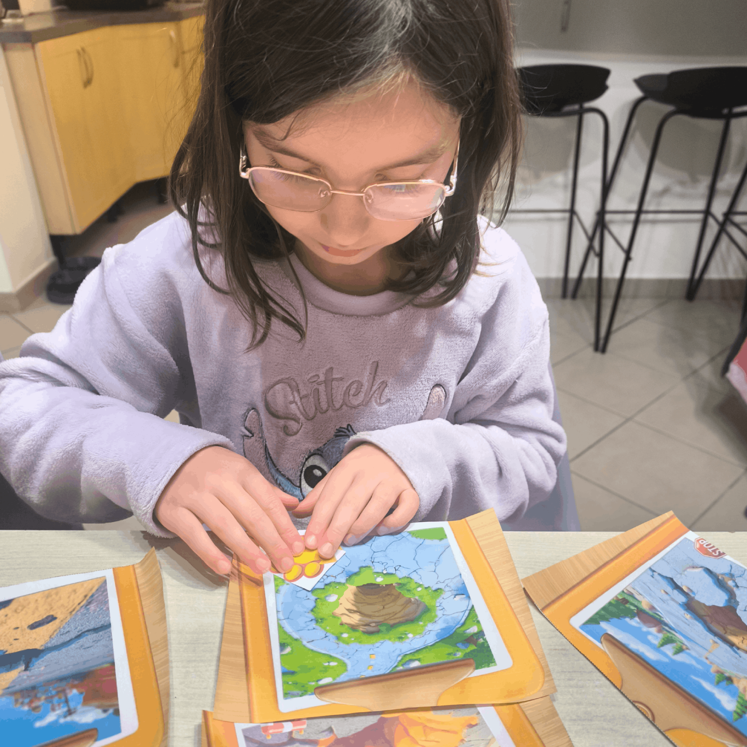 Skillmatics Jeu de Cartes Édition J'Ai Trouvé en Intérieur, Cadeau pour Les 4-7 Ans, Chasse au trésor astucieuse pour Les Enfants, Jeu Familial Super Amusant Skillmatics Jeu de Cartes Édition J'Ai Trouvé en Intérieur, Cadeau pour Les 4-7 Ans, Chasse au trésor astucieuse pour Les Enfants, Jeu Familial Super Amusant