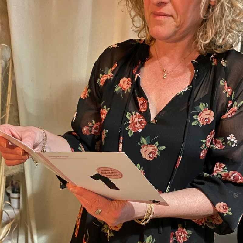 Grupo de amigos jugando una murder party - Clap Final