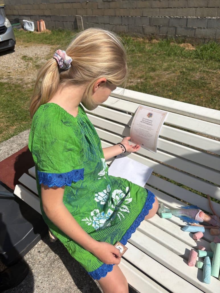 Niña jugando a una búsqueda del tesoro