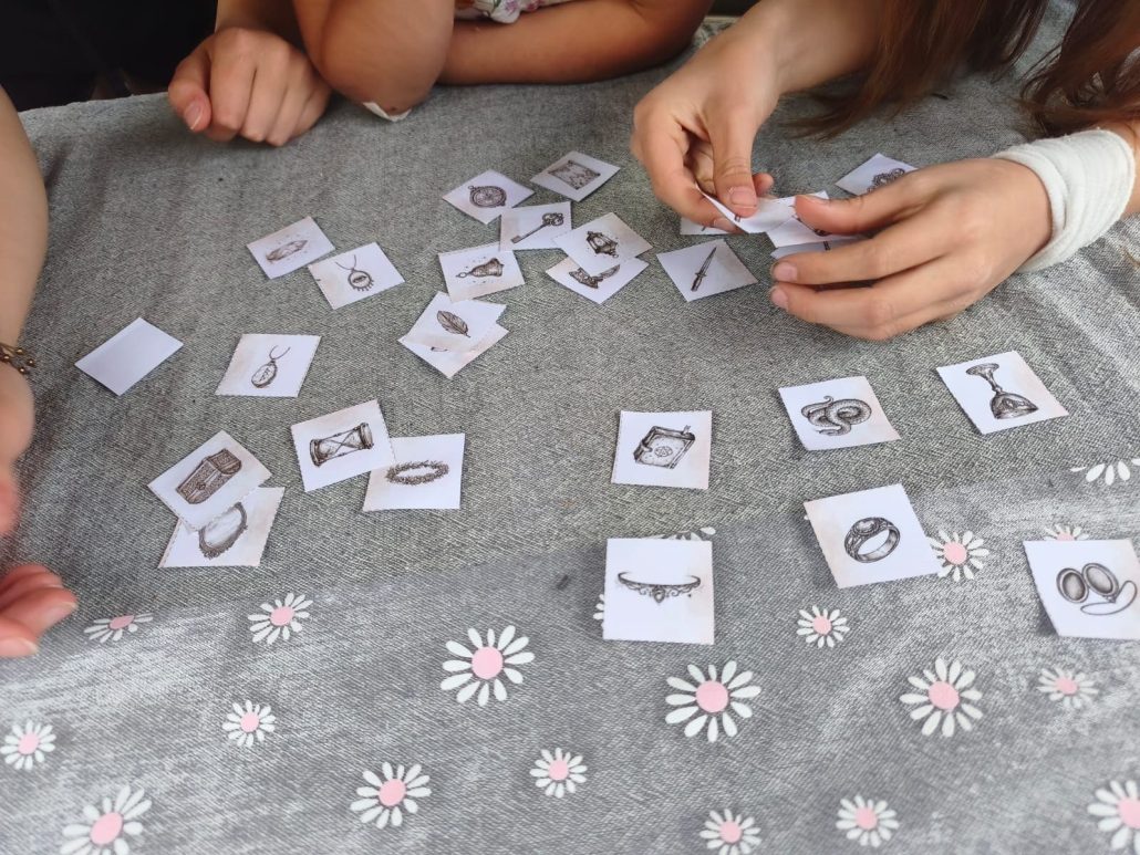 Mains d’enfant qui étalent des cartes sur une table
